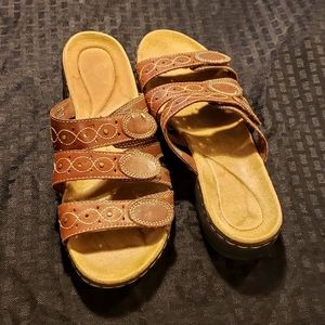 Clarks size 9 womens leather sandals.